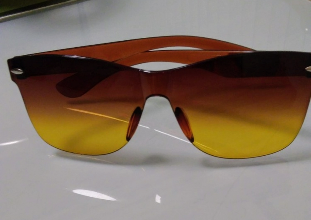 Light-weight, frameless, amber rimless sunglasses.