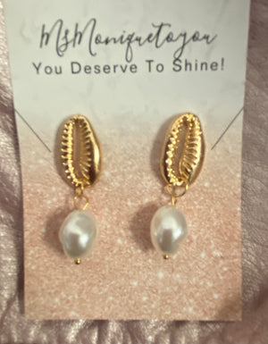 Pearl Glam. Copper tone seashell earrings w faux pearl drop. Pierced.